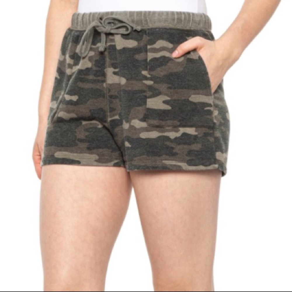 🆕 Lucky Brand French Terry Camo Shorts with pockets